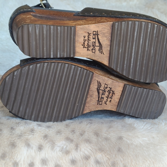 Chic Black Leather Wedge Sandals - Picture 6 of 7